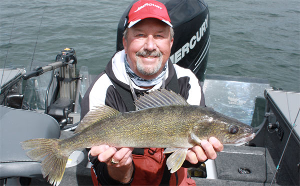 Early-season river walleyes with Tom Neustrom – Target Walleye