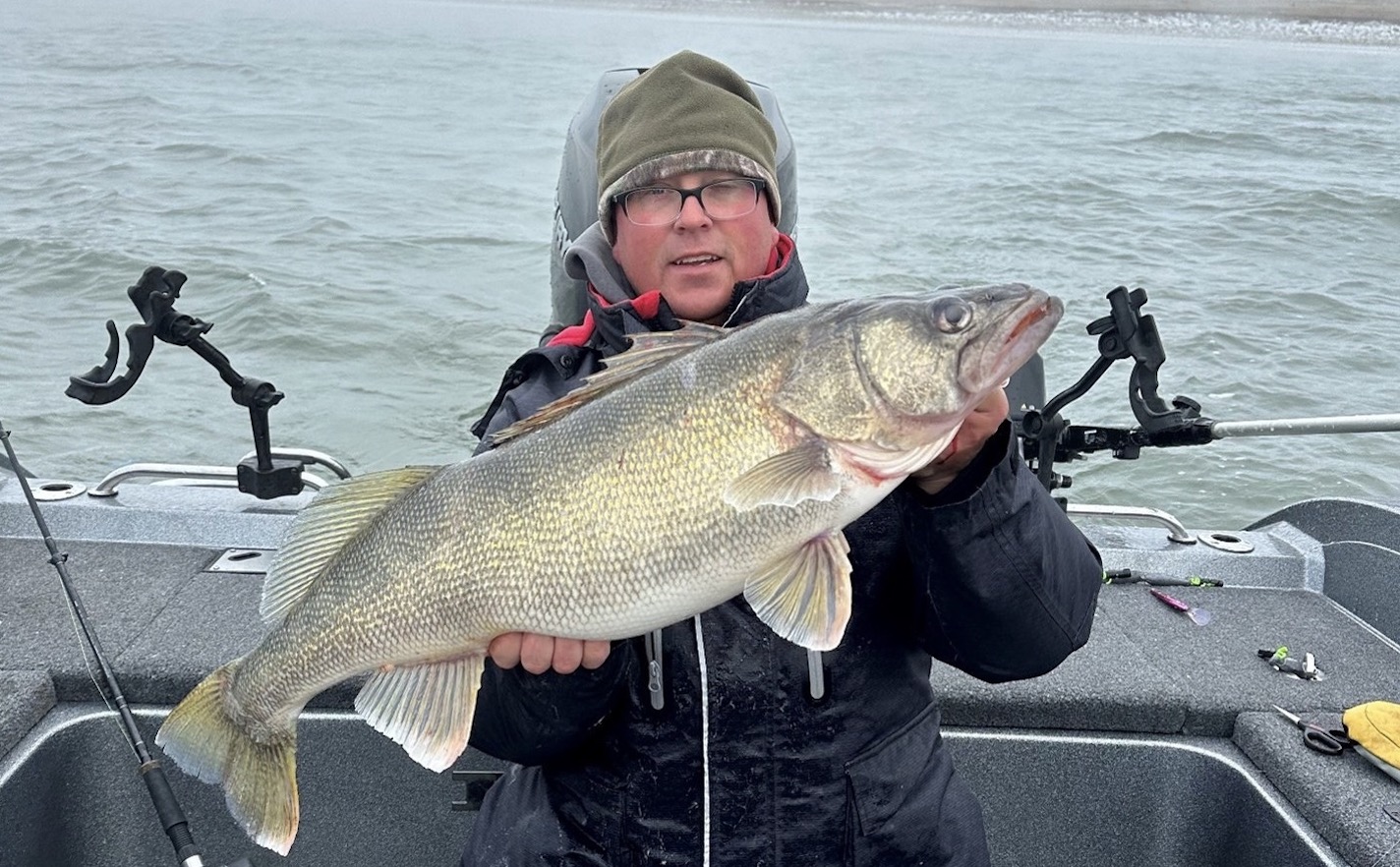 SD state record walleye caught, People are ice fishing, Top